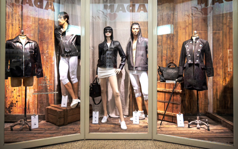 Die Schaufenster von Pyrate-Style zeigen die begehrenswerten Leder-Looks in der Galleria Passage