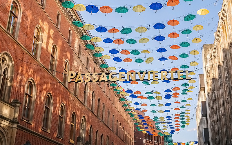 Bunte Regenschirme verschönern im Herbst das Passagenviertel von Hamburg