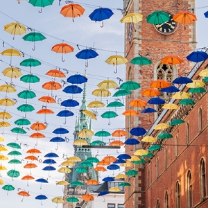 Bunte Regenschirm vor dem Hamburger Rathaus
